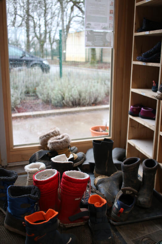 Des bottes d'enfants alignées à l'entrée d'une yourte.